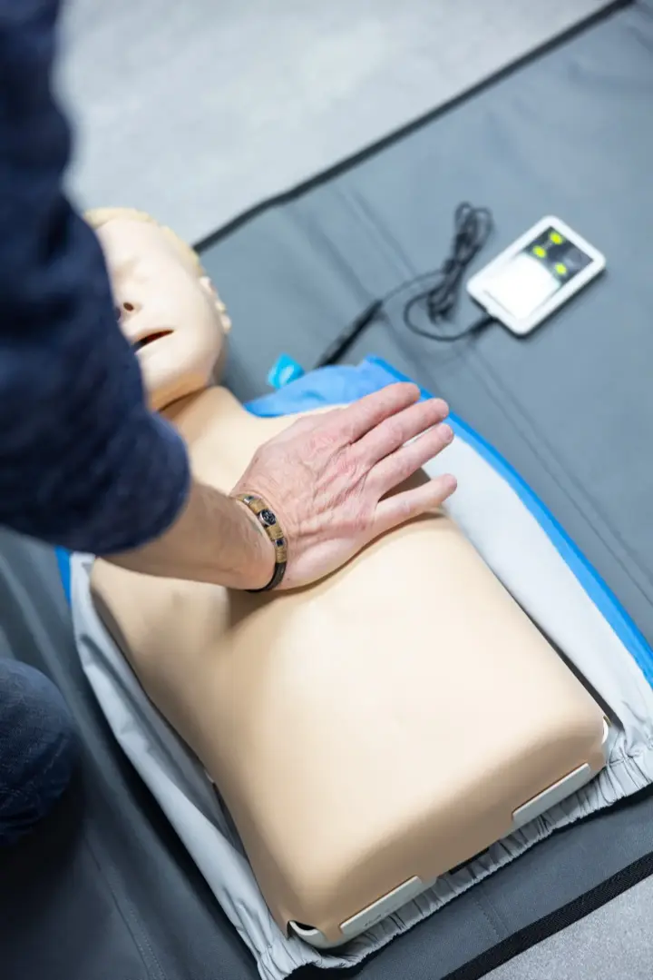 formation au geste de premier secours avec le massage cardiaque